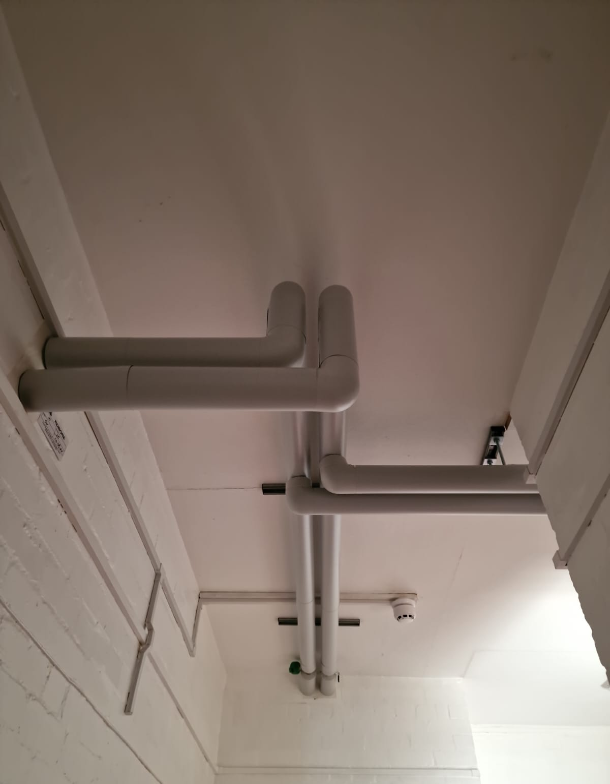 Insulated heating pipes with offsets at ceiling level