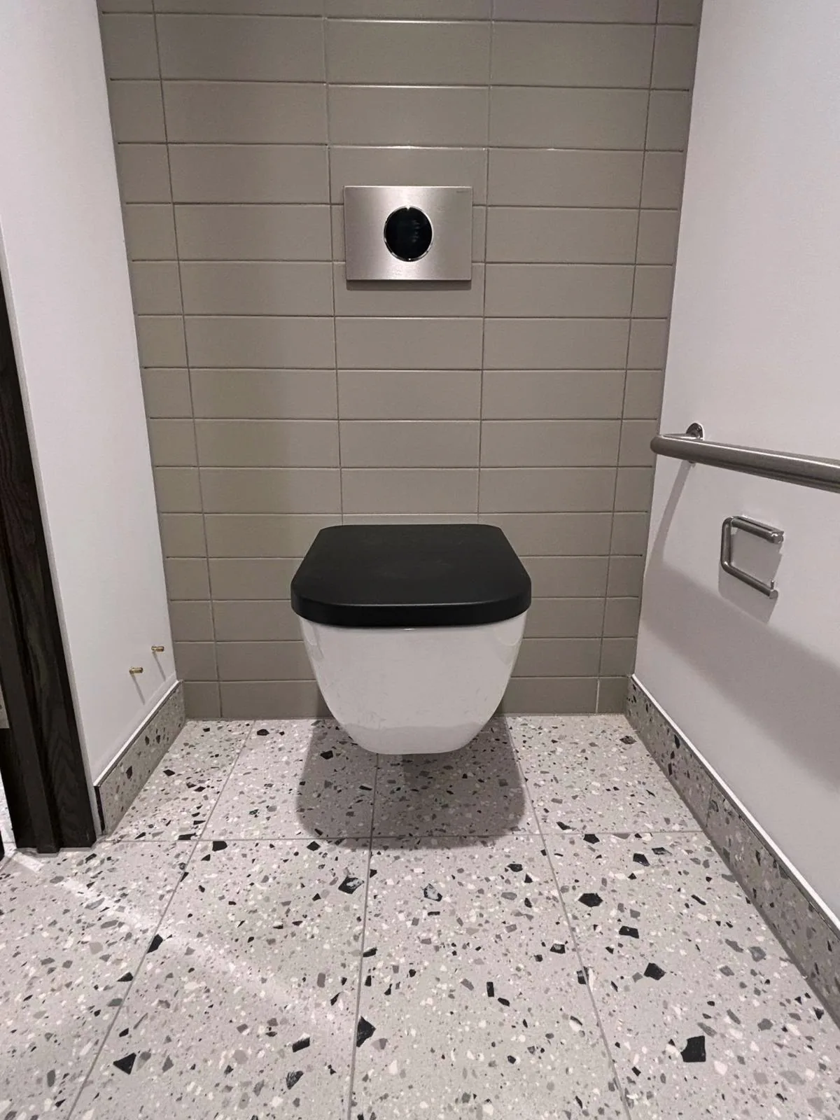 Wall-hung WC with concealed cistern and black seat